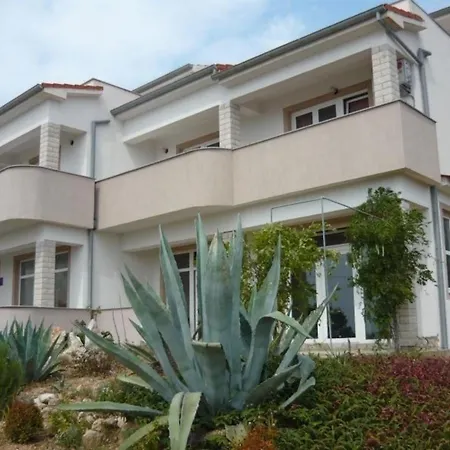 Klimatisierte Mit Whirlpool Und Grill Apartment Rab Town